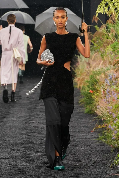 Look 16